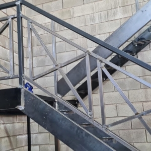 Reforço de escadas e corrimãos metálicos que estão cedendo feito pelo serralheiro em realengo