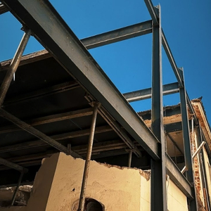 Reforço de estruturas metálicas que já apresentam desgaste consertado pelo serralheiro em bangu