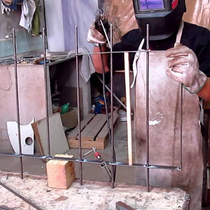 Reforço ou substituição de grades enfraquecidas ou danificadas consertado pelo serralheiro na taquara